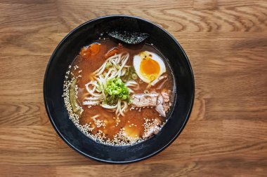 Ahşap masada Ramen çorbası, üst manzara.