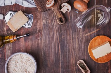 Ahşap masada pilav pişirmek için gerekli malzemeler.,