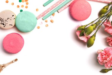 Pastel renkler, çiçekler ve konfeti ile kompozisyon