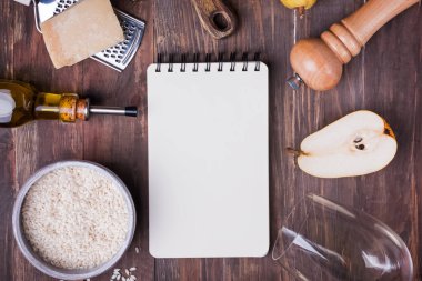 Ahşap masada armut ve gorgonzola peynirli risotto pişirmek için gerekli malzemeler.