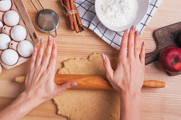 Жінки руки крупним планом розкачують тісто для яблучного пирога — стокове фото