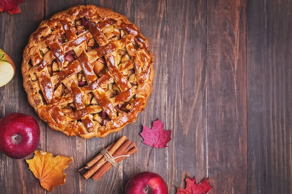 Traditional autumn apple pie on a wooden table — ストック写真