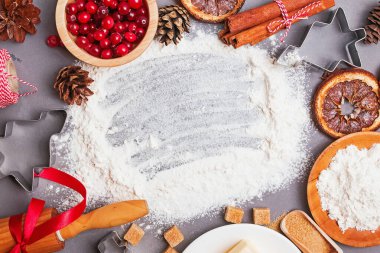 Gri masada kurabiye, zencefilli ekmek ve baharat yapmak için malzemeler, üst görünüm.