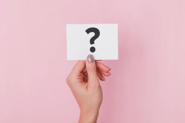 Kadınların el ele tutuştuğu kağıtta soru işareti var.