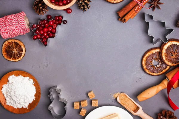 Padaria de Natal. Ingredientes para fazer biscoitos ou pão de gengibre e especiarias na mesa cinza, vista superior . — Fotografia de Stock