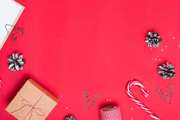 Decoração de Natal em fundo vermelho com lugar para texto no centro , — Fotografia de Stock