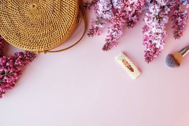 Pembe sırt grubunda saman torbası ve leylak çiçekleri.