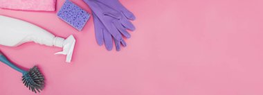 Pembe arkaplanda kopyalama alanı ile temizlik araçları ve malzemeler.