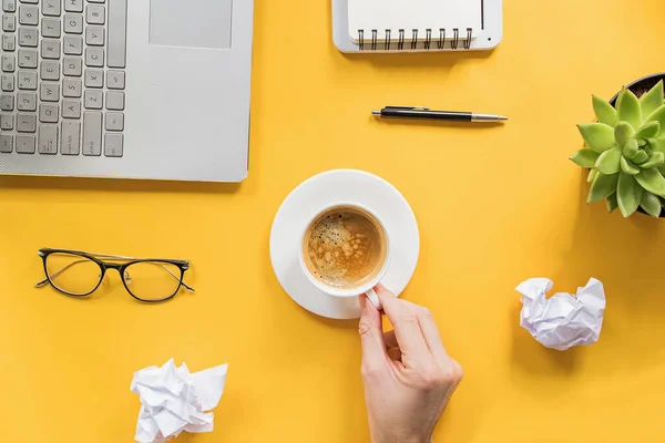 Luminoso concetto di tavolo giallo sul posto di lavoro — Foto Stock