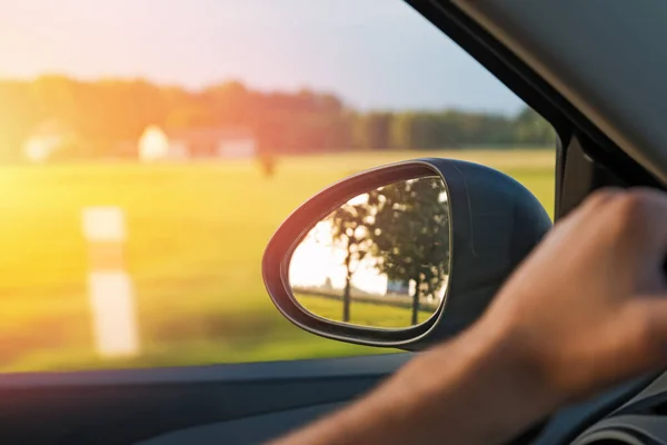 Μαλακή εστίαση πίσω όψη πλευρά του πίσω καθρέφτη του αυτοκινήτου με θολή φόντο — Φωτογραφία Αρχείου