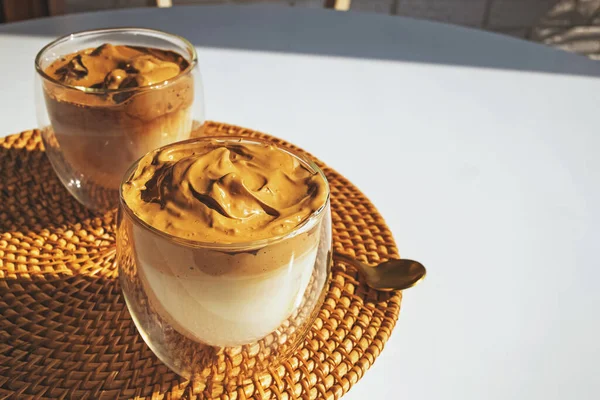 Dalgona Coffee, modna puszysta, bita kawa w szklanych filiżankach — Zdjęcie stockowe