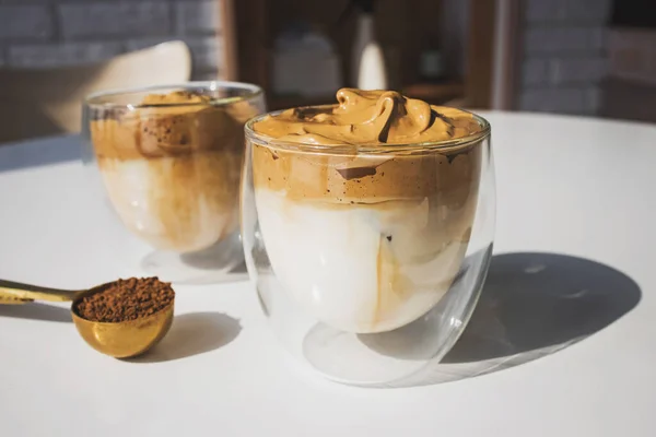 Dalgona Coffee, ένα μοντέρνο αφράτο κρεμώδες χτυπημένο καφέ σε γυάλινα φλιτζάνια — Φωτογραφία Αρχείου