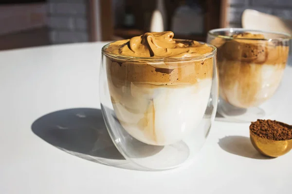 Dalgona кофе, модный пушистый сливочный взбитый кофе в стеклянных чашках — стоковое фото