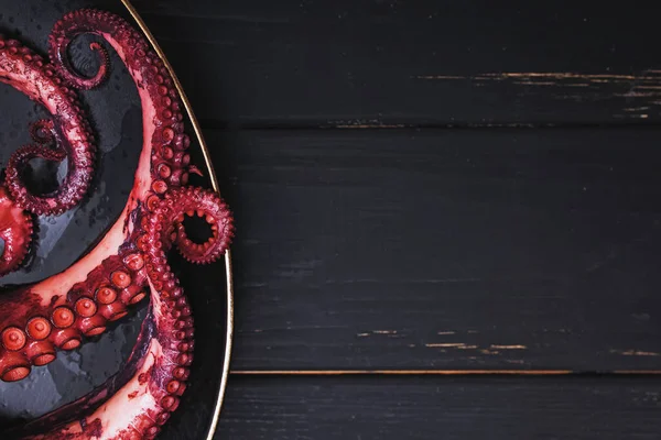 Vers gekookte octopus op zwarte achtergrond — Stockfoto