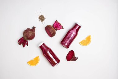 Beyaz masadaki kavanozlarda sağlıklı pancar suyu.