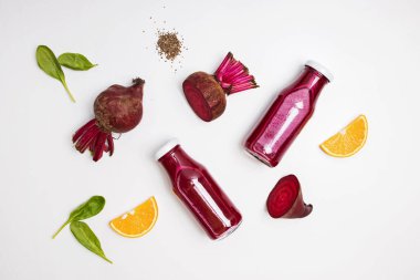 Beyaz masadaki kavanozlarda sağlıklı pancar suyu.