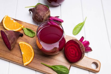 Beyaz masadaki kavanozlarda sağlıklı pancar suyu.