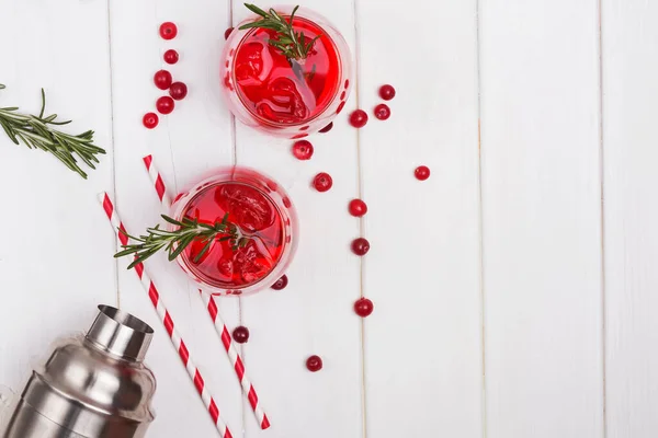 Tranbär cocktail med rosmarin på vitt bord — Stockfoto