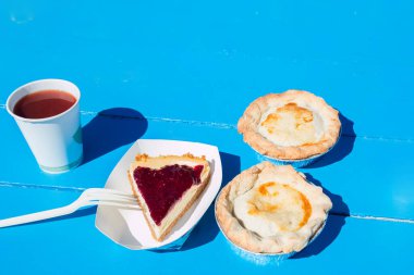 Güneşli bir günde mavi masada farklı turtalar.