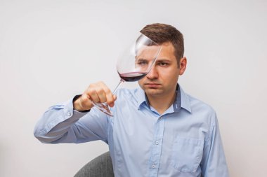 Şaraptan tiksinen bir adamın silueti. Beyazda izole edilmiş