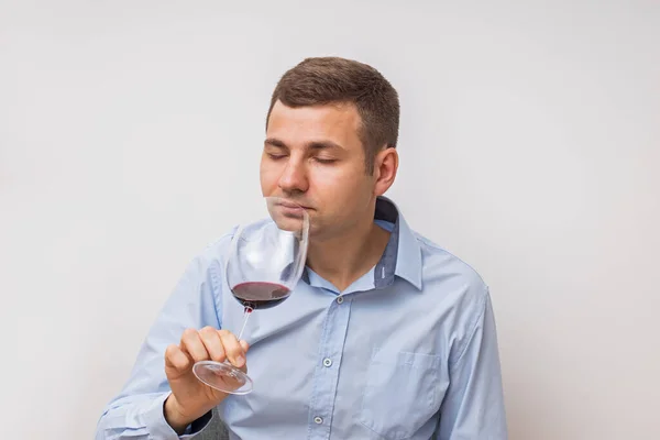 Silueta de hombre degustando vino. Aislado sobre blanco — Foto de Stock