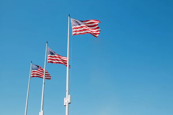 Drei USA-Flaggen hintereinander — Stockfoto