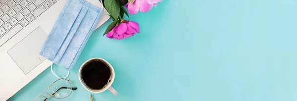 컴퓨터에 있는 의료용 마스크 린 과 파란색 배경에 커피와 고추가 섞인 평평 한 면 이 있는 배너. — 스톡 사진