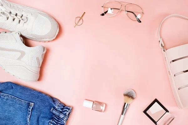 Аксессуары для летней одежды на розовом фоне . — стоковое фото