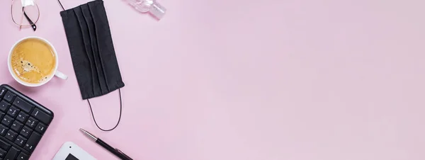 Composición plana con la máscara médica portátil, café, cuaderno sobre fondo rosa . —  Fotos de Stock