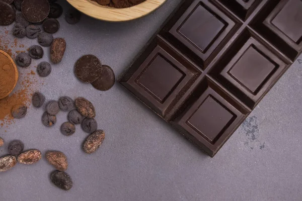 Barra de chocolate y gotas en la mesa gris —  Fotos de Stock