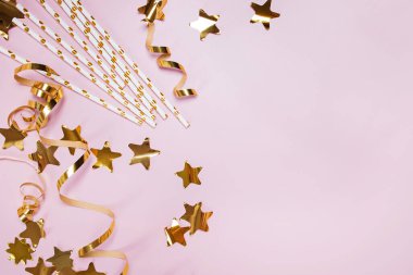 Pembe arka planda parti dekoru.