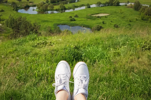 Close-up shot van vrouwen voeten in witte klassieke sneakers — Stockfoto