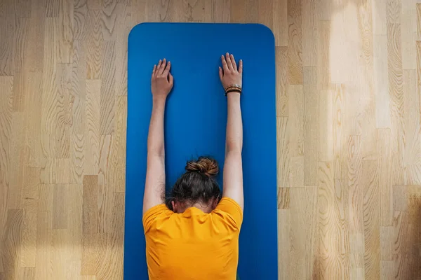 Junge Frau macht Yoga im Wohnzimmer. — Stockfoto