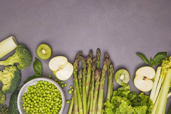 Friss ökológiai tavaszi zöldségek és fűszerek szürke kövön — Stock Fotó