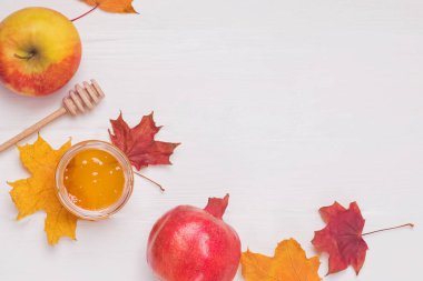 Beyaz masada sonbahar hasat kompozisyonu