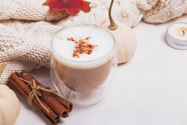 Cup of coffee with milk and cinnamon, autumn leaves and pumpkins — Stock Photo, Image