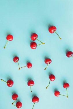 Taze kırmızı kirazlarla bembeyaz yatıyordu