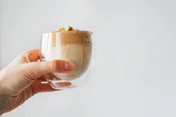 Hand hålla ett glas Dalgona kaffe latte — Stockfoto