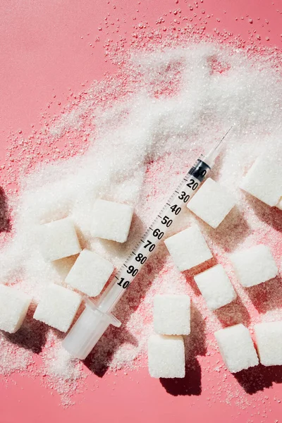 Granulierter Zucker Zuckerwürfel Und Spritze Auf Rosa Hintergrund Konzept Zuckersucht — Stockfoto