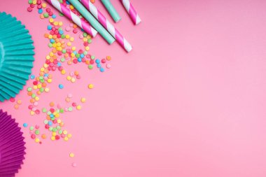 Neşeli dekorlu renkli bir doğum günü partisi arkaplanı