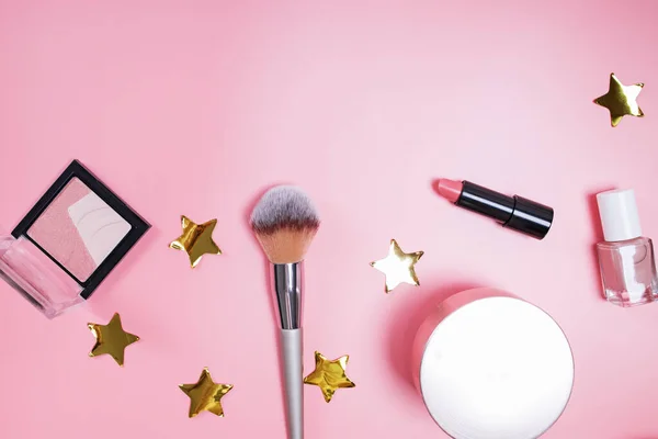 Produkty do makijażu i narzędzia na różowym tle — Zdjęcie stockowe