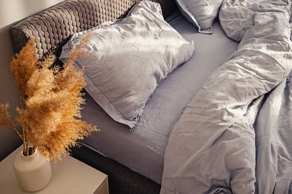 Спальня в скандинавском стиле в белых и нейтральных тонах — стоковое фото