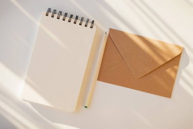 Gölgeli beyaz masada sabit bir model..