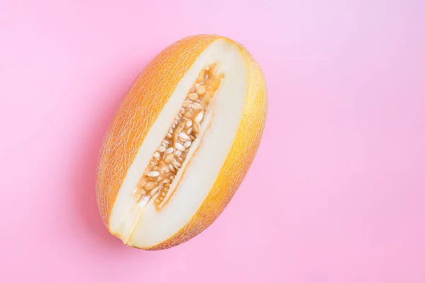 Meio melão no fundo laranja. Layout criativo feito de melão fresco. Flat lay, vista superior, espaço de cópia — Fotografia de Stock