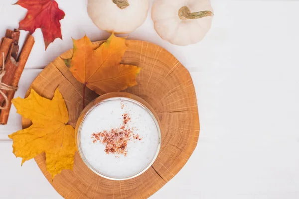木盘上有肉桂和秋天叶子的咖啡杯 — 图库照片