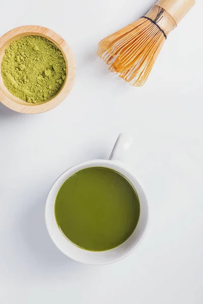 Traditioneller japanischer Grüntee-Matcha in einer Tasse, Schneebesen und Pulver — Stockfoto