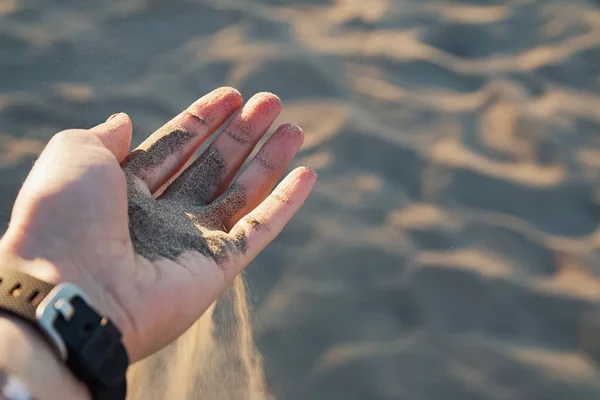 Pasir jatuh dari telapak tangan gadis — Stok Foto