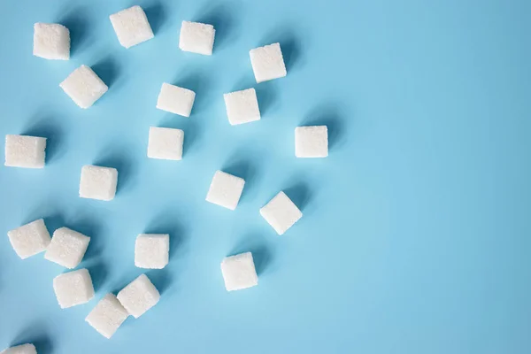 Draufsicht auf weiße Zuckerwürfel auf blau — Stockfoto