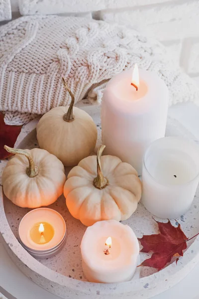Nature morte d'automne avec citrouilles blanches et bougies allumées — Photo