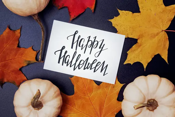 Feliz Cartão Halloween Folhas Bordo Abóboras Decorativas Brancas Fundo Preto — Fotografia de Stock